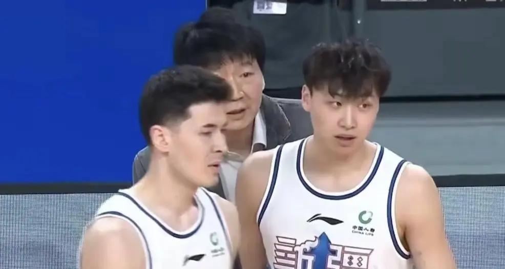 包含球员意外表现抢眼，助球队夺冠的词条