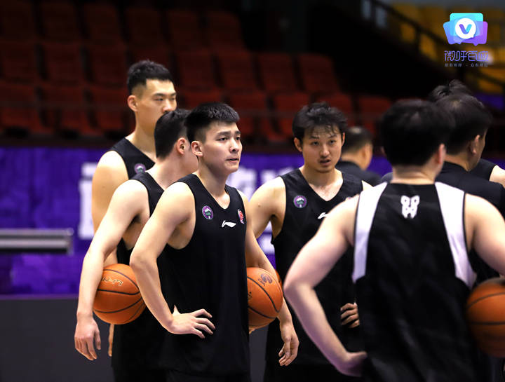 包含加拿大篮球职业联赛招募外援，积极备战赛季的词条