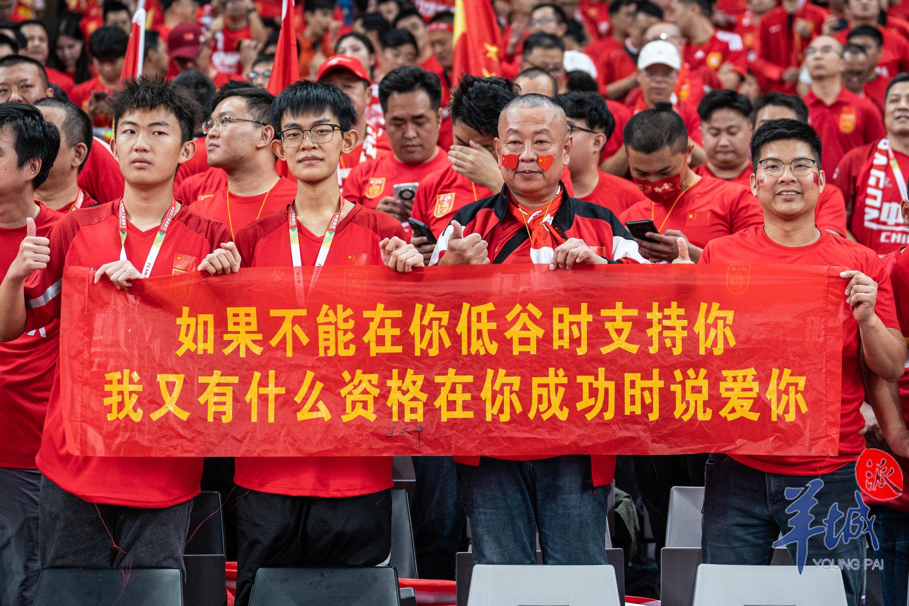 激情火爆：球迷热情支持为球队加油助威的简单介绍