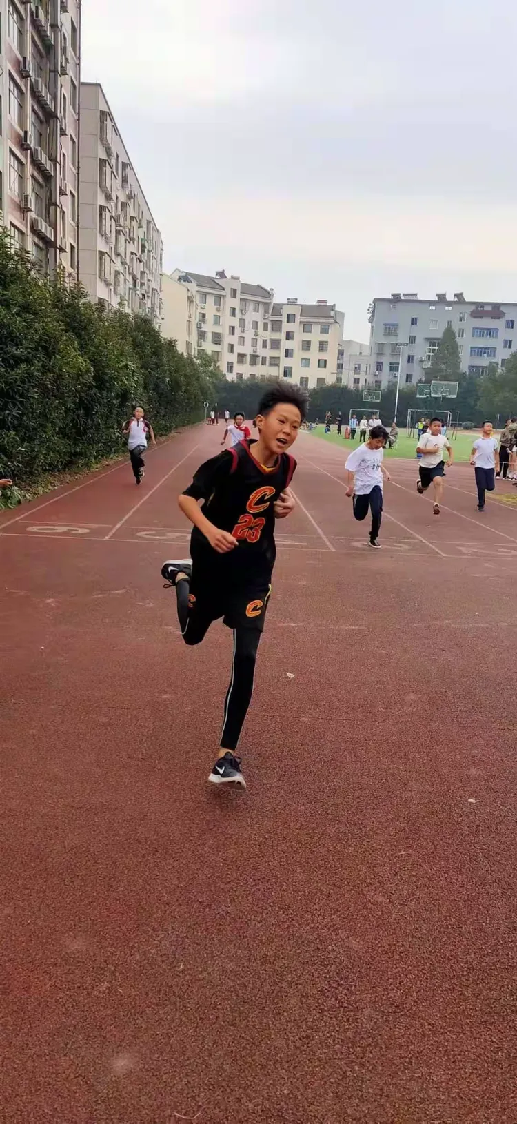 爱游戏-竞技场上球员们奋勇斗争，带着梦想向前冲刺的简单介绍