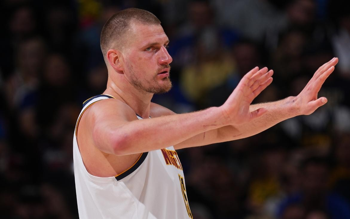 掘金主场击败国王，继续在西部争夺榜首的简单介绍